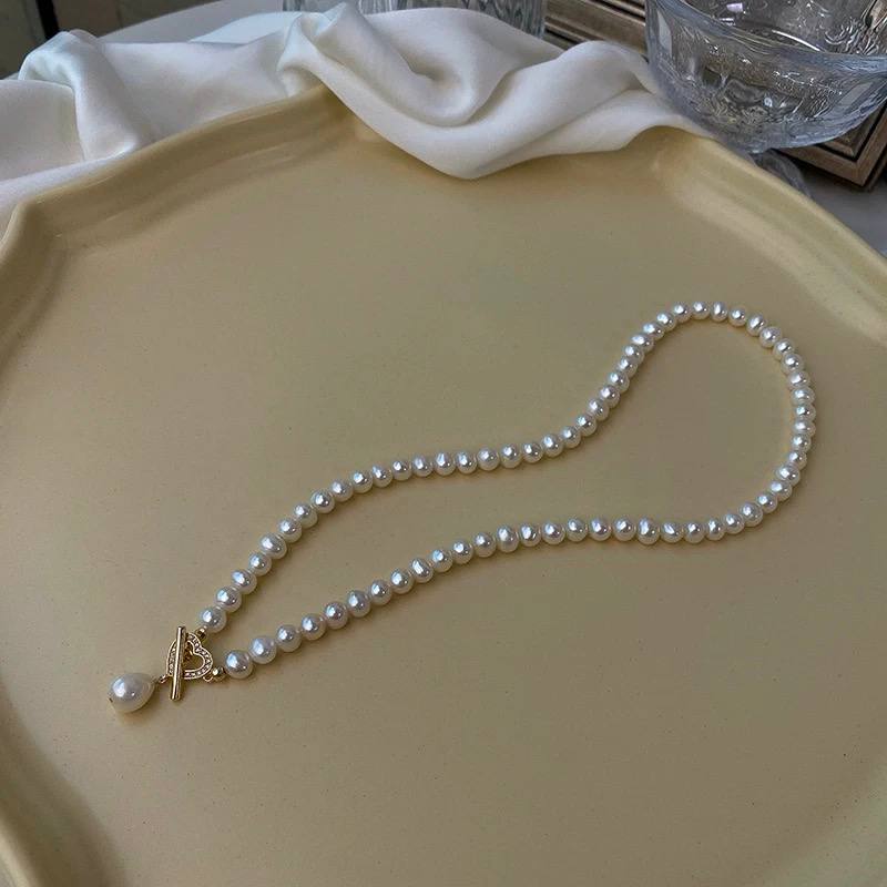 Soft Pearl Heart Pendant Necklace with OT Clasp – Women’s Light-Luxury Collarbone Jewelry