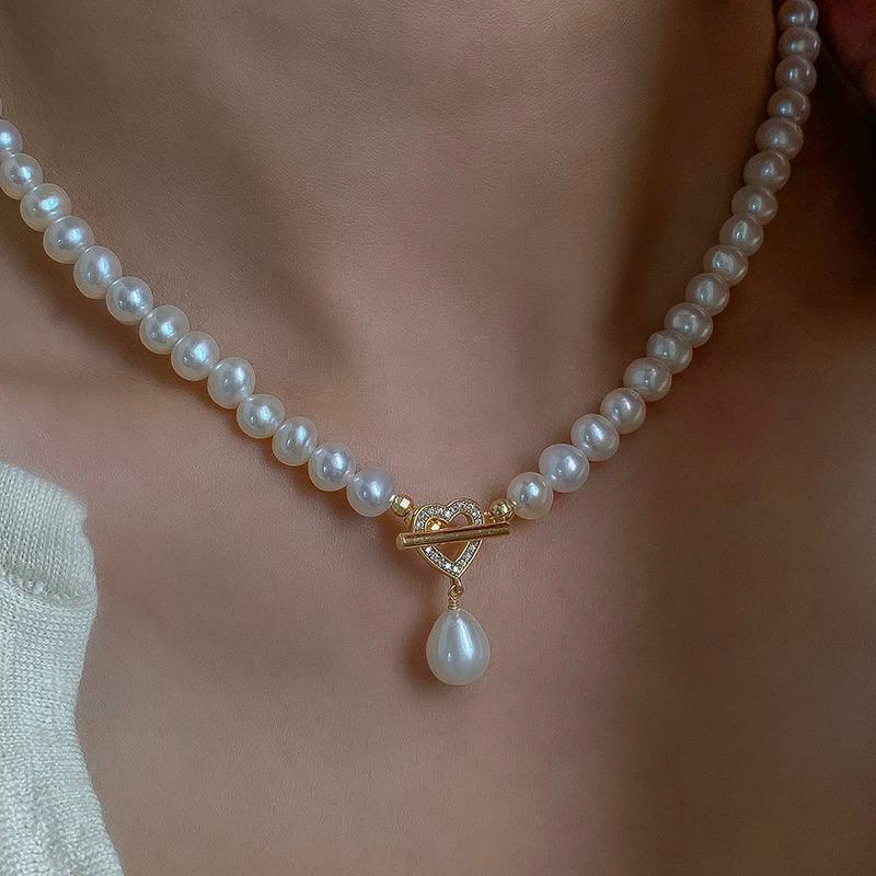 Soft Pearl Heart Pendant Necklace with OT Clasp – Women’s Light-Luxury Collarbone Jewelry